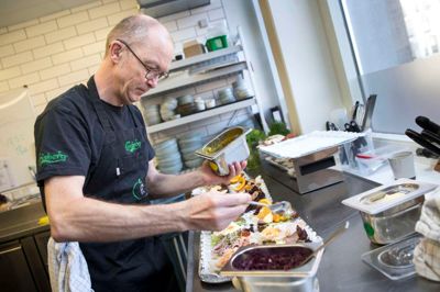 Johnny Arildtoft arbejder primært i det kolde køkken med salater, sandwich, smørrebrød, brunch og tapas, og nogle gange er der drøntravlt. - Vi laver alt fra bunden: remoulade, mayonnaise, hjemmebagt brød. Det er en stor tilfredsstillelse, siger Johnny Arildtoft, der er yderst tilfreds med sit arbejde. ? Foto: Tom Laursen