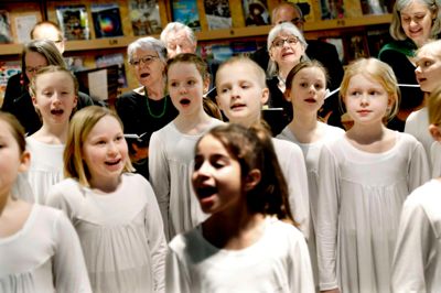 Koncerten begyndte med »små følsomme og sprøde pigestemmer«, der sang »Lille Idas forårsvise« og »Rapanden Rasmus«. Foto: Henrik Ole Jensen