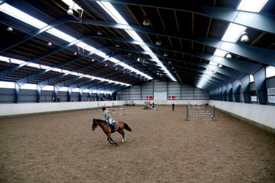 Herning Rideklub har en af landets største ridehaller, men ellers er faciliteterne ikke i top. Det er en af årsagerne til, at en fusion med Hammerum & Kølkær Rideklub er på vej.