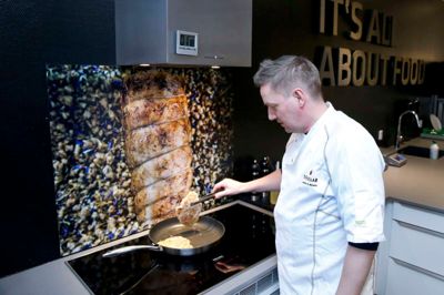 Morten Bjerregaard Nielsen er midt i dagens hårde arbejde. Panerede koteletter i tysk schnitzelstørrelse steges og spises i Tulips MeatLab i Herning. ? Foto: Flemming Hansen