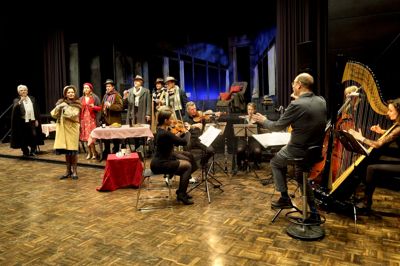 Sangerne i Operaen i Midtens »La Bohème« synger på dansk, og operachef Flemming Vistisen glæder sig, mens han dirigerer. ?Foto: Roberto Fortuna