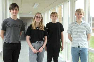Fra venstre Esben Hasselstrøm, Julie Bang Nikolajsen, Andreas Andersen og Daniel Thorsen har det til fælles, at de går i 9. klasse på Vildbjerg Skole, og de forbruger medier. Men deres medievaner ligner ikke deres forældres eller bedsteforældres. ? Foto: Henrik Lind Jørgensen