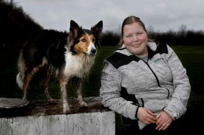 22-årige Mette Berger fra Vildbjerg og hunden Lady er ret dygtige til agility. Se med her i videoen. Foto: Henrik Ole Jensen
