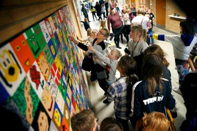 Masser af gæster var dukket op til den mangfoldige fernisering på Vinding Skole. Her kunne de blandt andet beundre den store perlemosaik på væggen. Perlerne var et bidrag fra virksomheden Hama. ?foto: flemming hansen