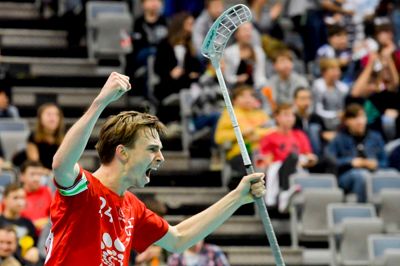Sunds-spilleren og landsholdsanføreren Mikkel Skov Nielsen jubler over en scoring ved VM i A-gruppen i december. Han håber, at han snart kan juble over DM-guld med barndomsklubben Sunds.? Foto: Ritzau Scanpix