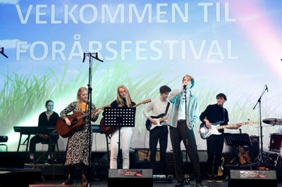 Den årlige forårskoncert er blevet til en forårsfestival på Ikast-Brande Gymnasium, hvor eleverne varmede op for og med hinanden inden eftermiddagens finale, der som altid sluttede med Mads Doss. ?Foto: Flemming Hansen