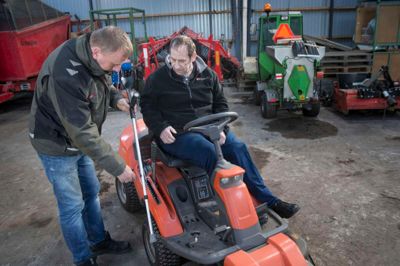 Selvom Gert Andersen mangler et ben, kan han stadig arbejde med maskinerne fra Præstborg Skovpleje, som GA Service samarbejder med. Her er det Gert Andersen på maskinen og Michael Larsen fra Præstborg Skovpleje ved siden af. ?Foto: Tom Laursen