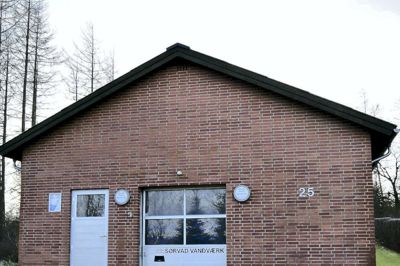 Bestyrelsen i Sørvad Vandværk undersøger flere muligheder for hvordan det lille vandværk kan drives ved, hvis krav til nitrat i drikkevandet bliver skærpet. Vandværket risikere næste år kun at have én person tilbage i bestyrelsen.