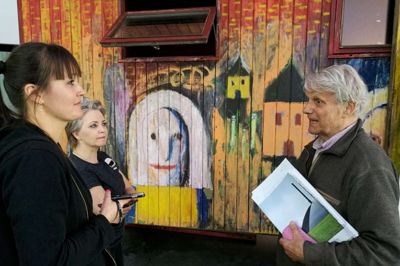 Ved skurvognen, der fungerede som både bolig og atelier for Skotte Olsen fortæller Erik Veistrup om sit møde med kunstneren og hans værker til Heart-medarbejderne Anja Lemcke Stær og Charlotte Christensen, så de har noget at give videre til de besøgende. ?Foto: Kurt H. Jørgensen