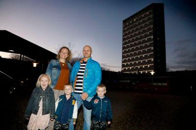 Dorit Ahler og hendes familie flytter 1. maj væk fra deres hus på Holtbjerg, så deres børn ikke skal gå på den nye bydelsskole. ?Foto: Flemming Hansen