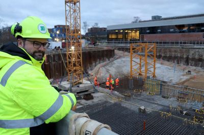 Projektleder Michael Quist Olesen fra entreprenørselskabet KPC spejder ud over en byggeplads i Silkeborg, hvor man bygger 86 lejligheder. ?Foto: Brian Holst