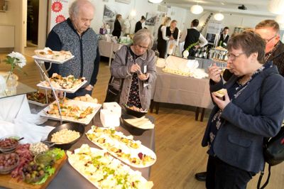 Der var lejlighed til at mere end at snuse til feststemningen. Og der måtte også smages. ?foto: Tom laursen