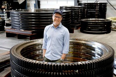 De store metalkranse sendes ud til vindmølleprojekter rundt i verden, og mens handelskrigen mellem Kina og USA står på, må produktionen til det amerikanske marked flyttes fra Kina til Danmark. Foto: Henrik Ole Jensen