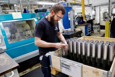 For Henrik Nielsen har et produktionsjob hos Niebuhr Gears været den helt rigtige karrierevej. Han er her fotograferet ved en af virksomhedens slibemaskiner, der færdiggør komponenter til industrien. Foto: Henrik Ole Jensen