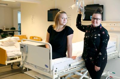 Louise Nyby Lisberg (t.v.) og Ida Kaalund deltog som SOSU-studerende ved DM i Skills i Herning sidste år. DM i Skills bliver igen i år et led i at sikre SOSU-uddannelsen øget opmærksomhed. ? Foto: Henrik ole Jensen