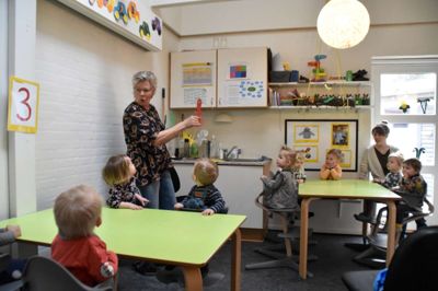 »Røøøøøød!« lyder det i kor fra børnene i Vibereden, da pædagog og teamkoordinator Mary Sandfeld Knudsen laver en af sprogøvelserne til morgensamling. Projektet er finansieret af Børne- og Socialministeriet. ? foto: Mikkel Korsgaard Christensen