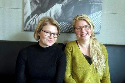 Anika Christensen, 27 (t.v.), og Anne Friis, 29, fra Herning:
- Vi giver aldrig drikkepenge i Danmark. Det er specielt at give ekstra i forhold til prisen, siger Anika Christensen.
- Jeg går ud fra, at det er inkluderet i prisen, tilføjer Anne Friis. Foto: Tobias Heegaard