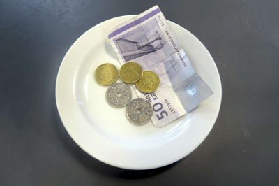 Nogle giver meget, andre lidt - og lige så mange slet ingenting. Spørgsmålet om drikkepenge på restaurater deler vandene. ?Foto: Bo Lundgaard