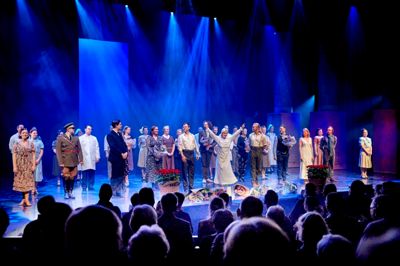 Premieren på Evita med Annette Heick i titelrollen (med løftede arme) takkede af til stående ovationer.? Foto: PR-Foto Tony Brøchner, MCH