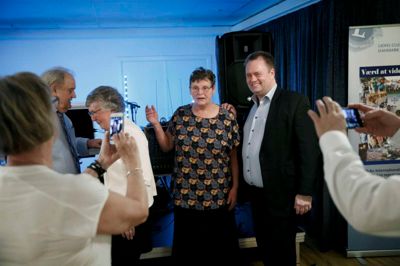 Johnny Hansen og hans far Bjørn Hansen er populære. Både som sangere og motiver. De optrådte ved pensionistfesten i Vildbjerg. ?foto: Flemming hansen