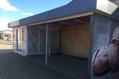 Den tomme købmands- butik i Troldhede skal nu rives ned. ?Foto: Ole Skydt