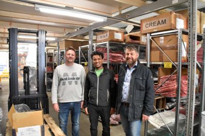Fra venstre ses lagerchef hos DK Company Niels Henrik Hagelskjær, Welday Hadguweldab og integrations- og beskæftigelsesambassadør Jackie Houl Nielsen fra Ikast-Brande Kommune. ? Foto: Mikkel Korsgaard Christensen ?
