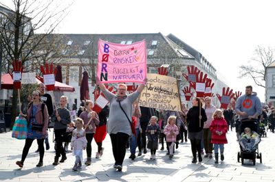 Røde paphænder med teksten »Flere hænder« dominerede lørdagens forældredemonstration for flere hænder i daginstitutionerne. ?Foto: Flemming Hansen