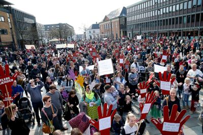 Torvet i Herning var fyldt med forældre og deres børn lørdag, da der var demonstrationer over hele landet for bedre normeringer i daginstitutionerne. Arrangørerne vurderer, at mellem 1000 og 1200 deltog. De voksne råbte taktfaste slagord undervejs, og det inspirerede et par unger til at råbe med - om end det var en lidt anden tekst: »Vi vil gerne have is. Vi vil gerne have is«. ?Foto: Flemming Hansen