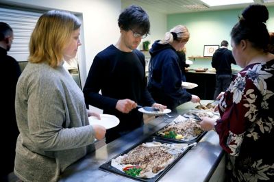 Så er der serveret. Højskolen Skærgårdens køkken har bronzemærket inden for økologi, hvilket betyder, at ingredienserne i maden er mellem 30 og 60 procent økologiske. ? Foto: Henrik Ole Jensen