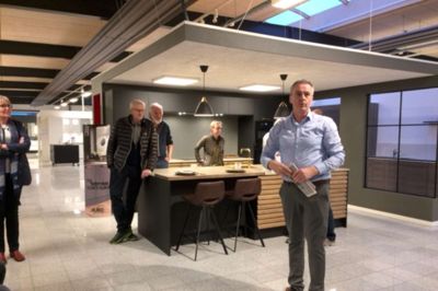 Butikschef Lars Bak fortalte om AUBO, da Vinding Kultur og Trivsel var på besøg. ? Foto: Privatfoto