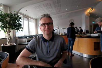 Kim Ranch arbejder i IT og digitalisering:
- Jeg sidder oftest sammen med mine kolleger fra afdelingen. Når jeg går op sammen med dem, så sætter jeg mig også sammen med dem. Nogen gange kan jeg godt finde på at sætte mig sammen med nogen fra en anden afdeling, men så er det nogen, jeg kender i forvejen. Jeg ville aldrig sætte mig ved nogen, jeg slet ikke kender.
- Jeg arbejder meget på tværs af afdelinger, så der kan frokosten nogen gange være en fordel i forhold til, at så kan man lige snakke lidt arbejde hen over maden, som man måske ikke kan nå i dagligdagen, siger Kim Ranch.
