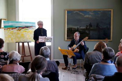 Ulla Houe, indehaver af Ateliergalleriet, sang, og Hans Carl Nagel akkompagnerede hende på guitar ved lørdagens anemonedag på Herningsholm Museum. ??Foto: Flemming Hansen
