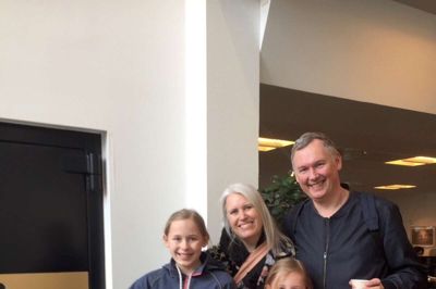 Lene og Frank Sjøgren samt døtrene Mia og Silke var klar til at nyde kaffebordet i Den Jyske Sparekasse oven på indsamlingen. ?Foto: Privatfoto ???