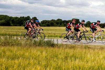 De mange motionscykelklubber fylder godt på de små veje omkring Herning og Ikast. Her er det en flok fra Hammerum Gjellerup Cykelklub, der for nogle år siden blev »fanget« af fotografen omkring Hauge. ?Foto: Tom Laursen