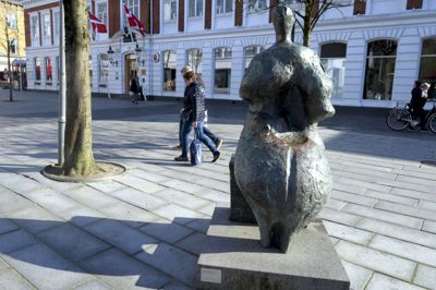 Skulpturen Seated Woman af Henry Moore skal inden længe se rådhusets gæster mere direkte i øjnene. ?Foto: Bo Lundgaard