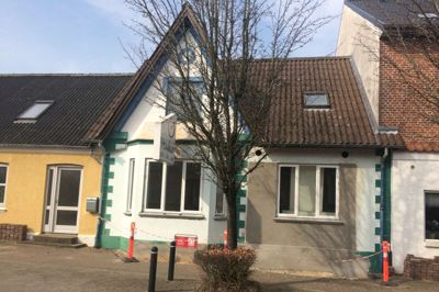 Butiksvinduet på den højre side af ejendommen er blevet muret op. Fra 1. maj kan lejligheden lejes ud. ? foto: Ida TRue Berg
