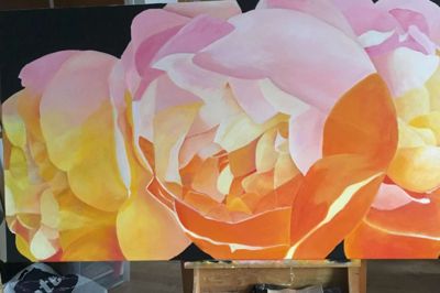 Hanne Paulsens blomstermotiver kan opleves hos Ulla Houe.