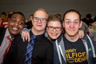 Fire kammerater ved elevfesten i Herningsholmskolens Centerafdeling, Abdi Abdikarim, Henrik Andersen, Freya Mortensen og Sebastian Nielsen. ?Foto: Privatfoto