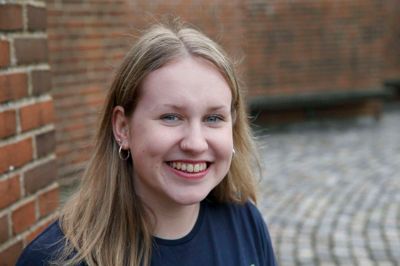 Julie Bloch Hornsved, 18 år:
- Ja, det må jeg indrømme. Sociale medier tager meget tid, og det tager også for meget tid. Det kan godt være lidt skræmmende til tider. Foto: Flemming Hansen