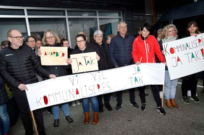 Knap 50 medarbejdere fra Bo- og Aktivitetscenter Bytoften deltog i gårsdagens demonstration, hvor de måtte rykke tæt sammen - både i overført betydning for at vise bestyrelsen, hvad de mener, og for at holde varmen. ?Foto: Henrik Ole Jensen