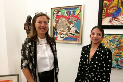 Anette Birch og Georgina Søndergaard fortæller historien om Aage Damgaard og Børge Birch i et galleri, der er præget af Cobra-kunst på væggene. ? Foto: Kurt H. Jørgensen