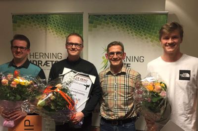 Fra venstre er det Kim Ibsen fra Ørre Skytteforening, Jesper Timmermann fra Hammerum IF, John Vestergaard fra Herning Brydeklub (stand-in for Turpal Bisultanov, der ikke kunne være til stede) og Thomas Engberg Jacobsen fra Gjellerup Sdr. SG&I. Foto: Kenneth Kristiansen