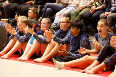 Et stykke tid inden, de 45 gymnaster fra Sdr. Feldings Efterskole skulle på gulvet, skulle de heppe for. Mia-Maja Bach Pedersen sidder i midten med briller. ?foto: Henrik Ole jensen