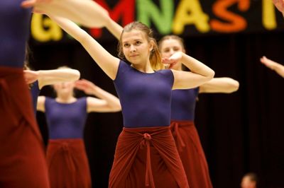 Hammerum Efteskole er en af de 13 deltagende skoler i gymnastikstævnet. Der er obligatorisk gymnastik to timer om ugen, og så kan eleverne vælge mere spring og rytme til. ?foto: Henrik Ole Jensen