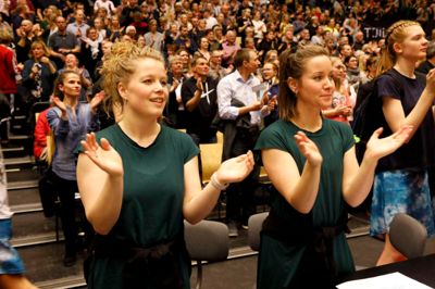 Christina Frausing og Anne Elsborg udgør den kvindelige del af gymnastiklærerteamet på Hammerum Efterskole. ?foto: Henrik Ole Jensen