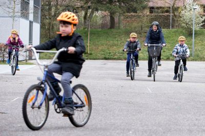 Eleverne demonstrerer deres evner på cykel i skolegården på Sønderager. ?Foto: Tom Laursen
