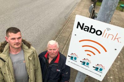 En dag sagde en dreng: »Der er fri wifi her i byen,« da familien kørte ind på Drosselvej. Men det er altså »kun« information om Nabolink, fortæller Brian Sandgaard (t.v.) fra Haderup - her sammen med Svend Jensen fra Feldborg. ? foto: Henrik Lind Jørgensen