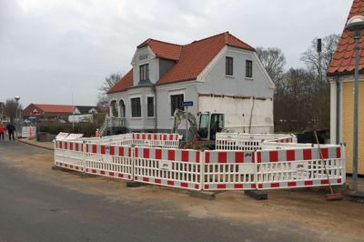 I øjeblikket er noget af vejen i Søndergade gravet op uden for Aahuset. ? foto: Mogens Nielsen