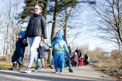 Omkring 100 børn kom i arbejde, da de hver skulle flytte et stykke legetøj fra deres »gamle« børnehave til den splinterny, hvor de alle skal være efter påsken. ?Foto: Tom Laursen