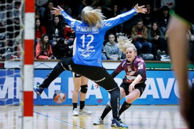 Højrefløjen Anne Mette Pedersen er en de HIH'ere, der drilles kærligt på ligaholdets bødeliste. Aarhusianeren har det med at slå over i en københavnsk dialekt - til »fortrydelse« for holdkammeraterne. Foto: Tom Laursen